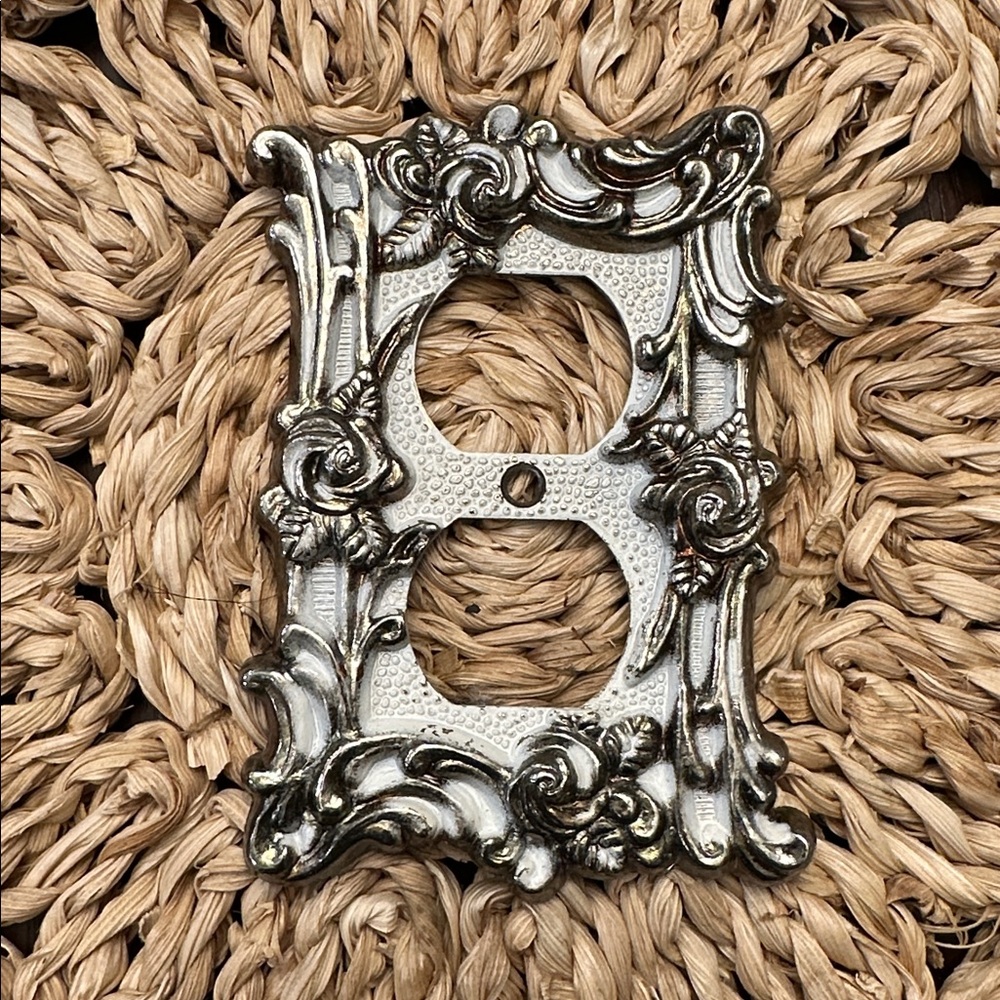 Set of 2 - 1960s Vintage Ornate Metal Double Toggle Switch Plate Covers - Picture 4 of 6